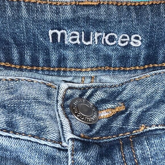 Maurices Mid Rise Denim Light Wash Shorts Size 6 #44 - Picture 3 of 5